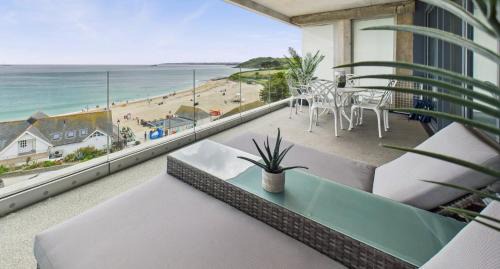 Maenporth Apartment | Luxury 3-bed apartment, with direct beach access, free parking & sea views !