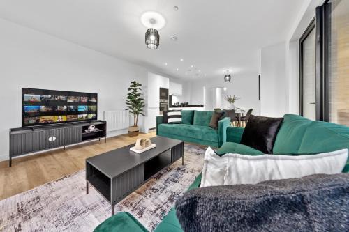 Park Royal Apartment | Luxury 3 bed apartment with Balcony