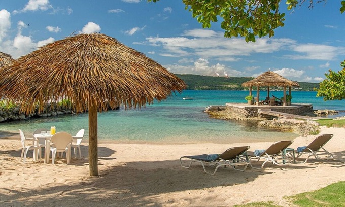Discovery Bay Villa | Luxury 3 Bed Beach Villa in Discovery Bay - Fully Staffed