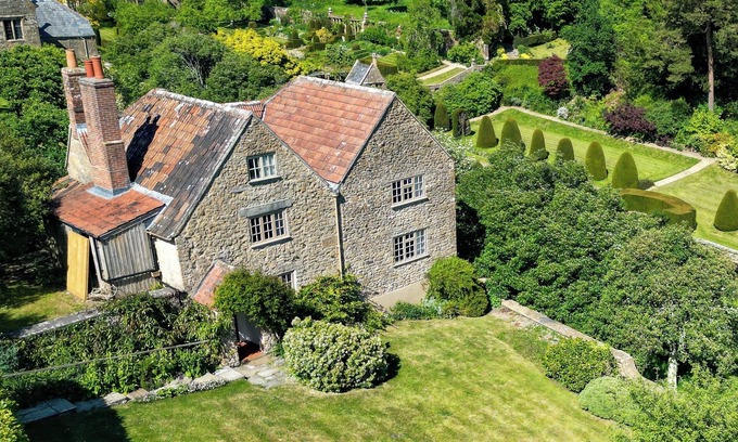 Beaminster House | Luxury 3 Bed Cottage on Rewilding Estate