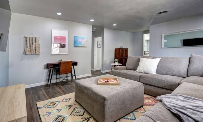 Rancho Bel Air House | Luxury 3-bed home near the Strip w/a poker table