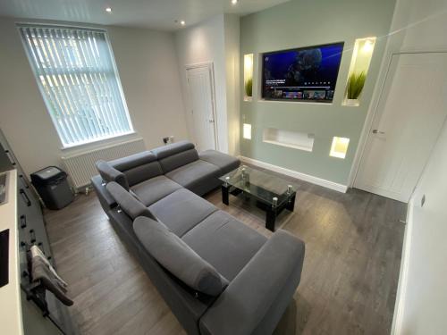 Elland House | Luxury 3-Bed House-Jaquzzi Bath-Private Parking-Sleeps 13- 2 Min M62