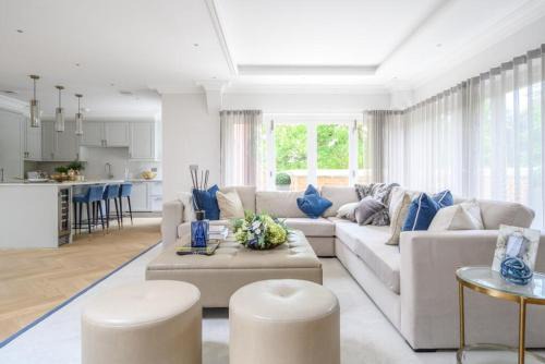 Sunningdale Apartment | Luxury 3 Bed Penthouse with Large Terrace and Private Parking