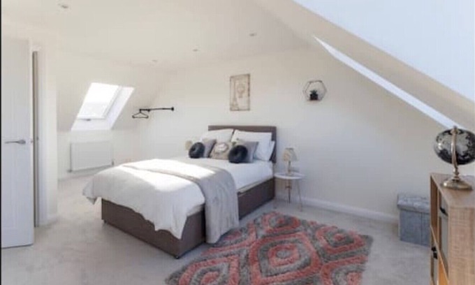 Kirkdale House | Luxury 3-bedroom, 2-bathroom Home Sleeps 7 People