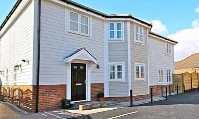 Sandown House | Luxury 3 Bedroom 2 Bathroom home, Close To Beaches,Parking for 1 car