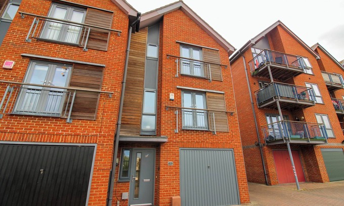 North Wheatley House | Luxury 3 bedroom 3 storey riverside living in a tranquil location.