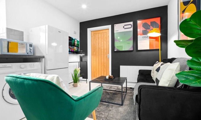 Edgbaston Apartment | Luxury 3 Bedroom Apartment- Terrace