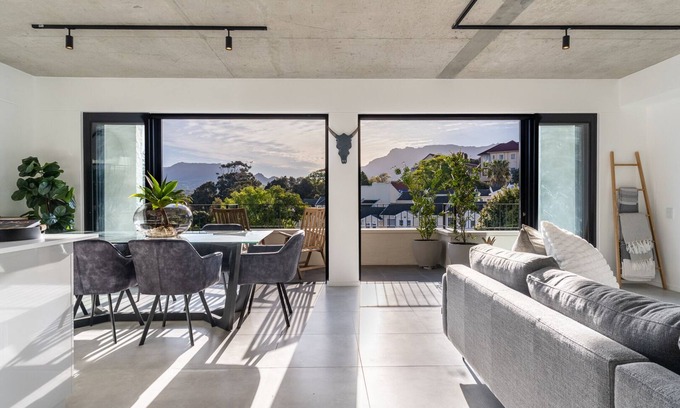 Plumstead Apartment | Luxury 3 bedroom apartment at the Alphen Glen