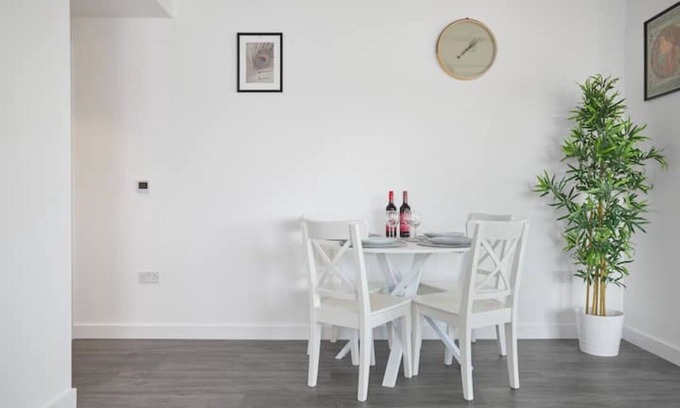Abbey Wood Apartment | Luxury 3 Bedroom Apartment London. Free parking