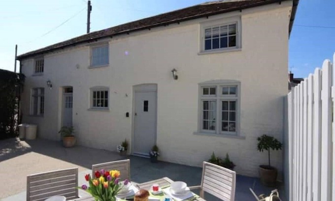 Twyford Cottage | Luxury 3 Bedroom Cottage (Sleeps 7) Nr Winchester