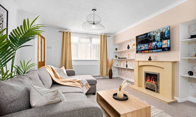 Seisdon House | Luxury 3 Bedroom House - Parking - Garden