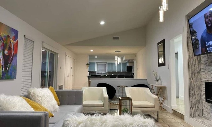 Irving House | Luxury 3 Bedroom Home Minutes From DFW and Dallas Love Field Airports