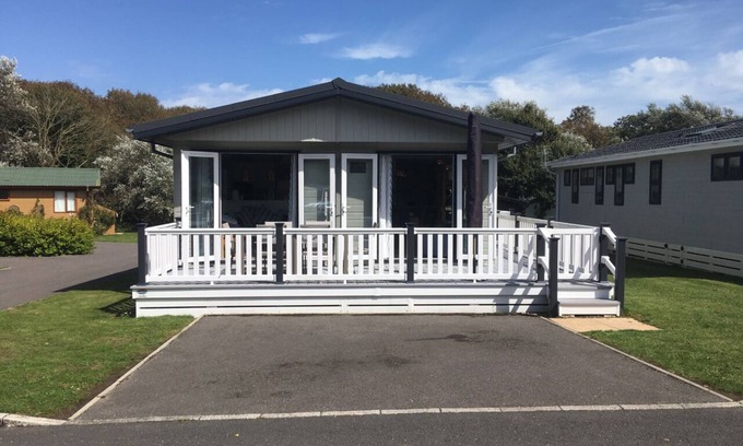 New Forest District Cabin | Luxury 3 Bedroom Lodge - Pet Friendly