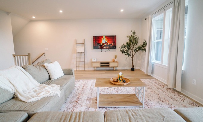 Ashburn House | Luxury 3-bedroom Newly Built Ashburn Home 40 Min to DC 4 Mins to Train Station