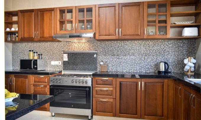 Ras Makamaiwe Apartment | Luxury 3 Bedroom Serviced Apt in Prime Locale