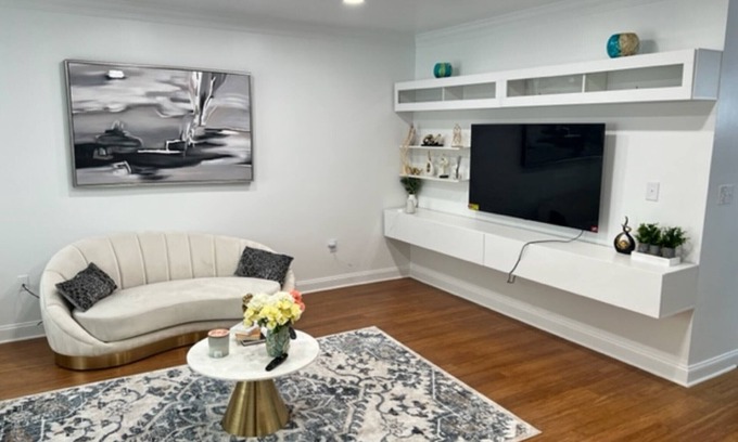 Owings Mills House | Luxury 3 Bedroom Town Home w/Patio and Grill, 2 Car parking