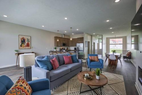 Omaha Apartment | Luxury 3-Bedroom Townhome - Spectacular Views