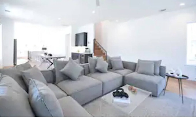 McKinley Heights House | Luxury 3 Story East Austin Home - 5 min from DT