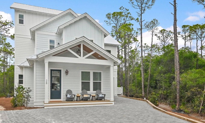 Treetop House | Luxury 30A Gem | 4 Bikes | Huge Deck | Fire Pit