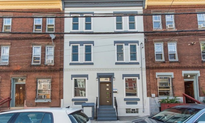Spruce Hill Apartment | LUXURY 3BR, 2 BATH, Pvt. Deck, Free PARK. SLEEPS 8, FREE PARK, WALK TO PENN.
