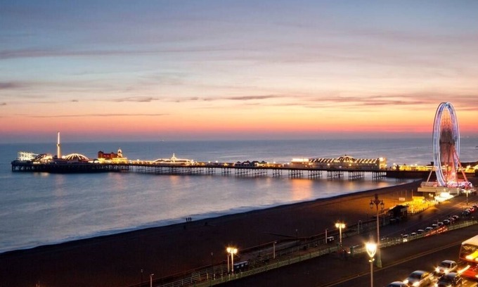 Woodingdean House | Luxury 3BR Brighton Home near South Downs, Sea Views, Pool & Free 4-Car Parking