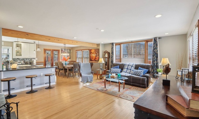 Indianapolis House | Luxury 3BR Contemporary Home - Central Location to Downtown, Arts, Events,