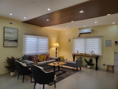 Batangas City Villa | Luxury 3BR Villa w Plunge Pool near SM Batangas City- Instagram-Worthy!