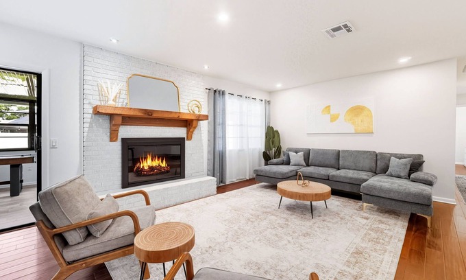 Cypress Gardens House | Luxury 3BR with Private POOL 4 MIN to LEGOLAND GAME ROOM & FULL KITCHEN.