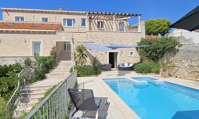 Milna (Brac) Villa | Luxury 4/5 bedroom villa with large pool and jacuzzi