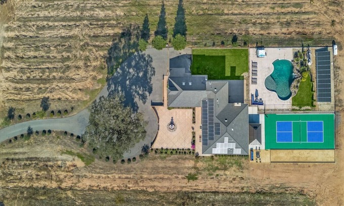 Victor House | Luxury 4 Acre Estate - Pickleball, Pool, Game Room