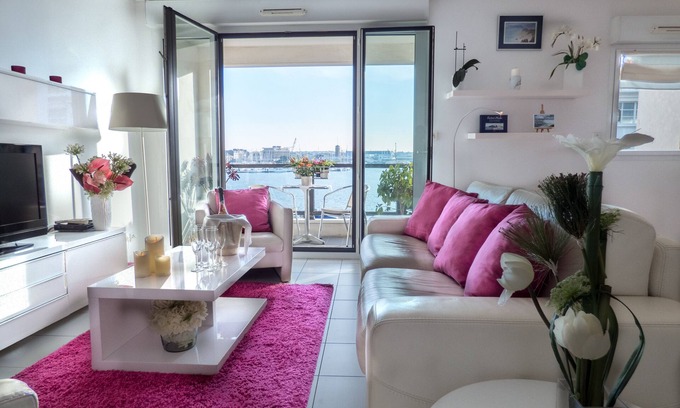 Courtoisville-Sillon-Moka Apartment | Luxury 4* apartment with closed garage and pond view 50m from the Sillon beach