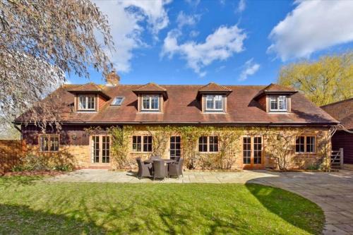 Winkfield House | Luxury 4 Bed Barn, 10 Mins to Windsor!