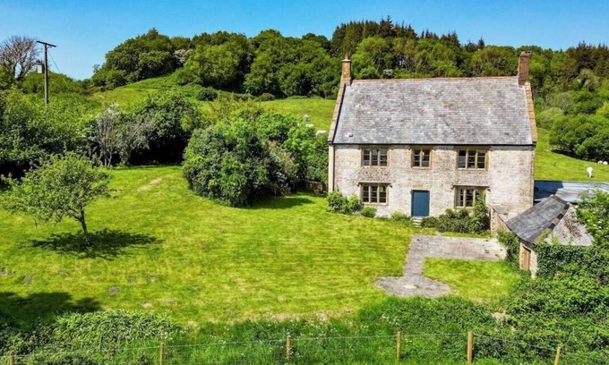 Beaminster House | Luxury 4 Bed Farmhouse on Rewilding Estate