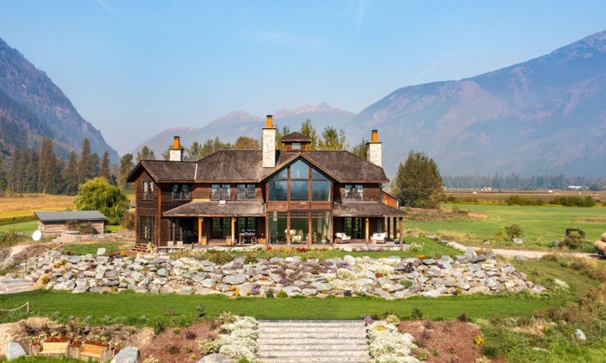 Pemberton Meadows House | Luxury 4-bed house on 135 acre farm in stunning Pemberton Meadows