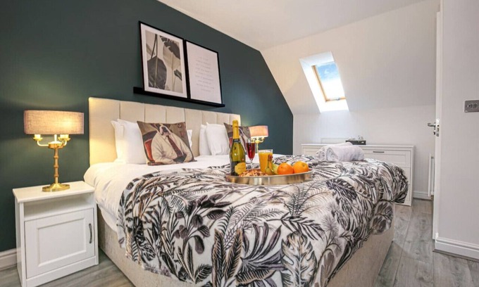 Newport Pagnell House | Luxury 4 Bedroom House-Sleeps 7