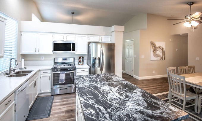 Raisin House | Luxury 4 Bedroom 2 Bathroom Home in NE Fresno Near National Parks