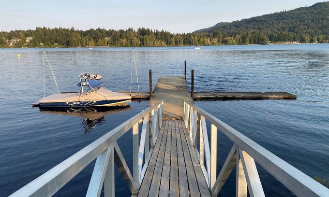 Shawnigan Lake House | Luxury 4 Bedroom Lakehouse with Full Dock Access and Boat Slip