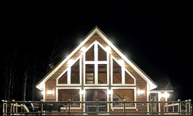 Boyne Falls Cabin | Luxury 4 bedroom Cabin on 40 Acres Ski-Hike