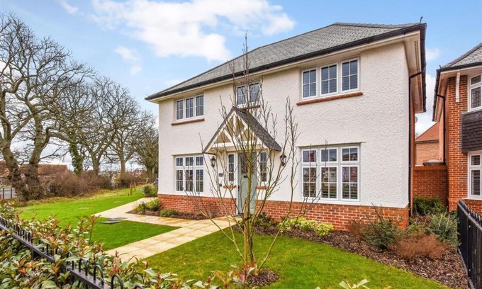 Waterlooville Villa | Luxury 4 Bedroom Detached House