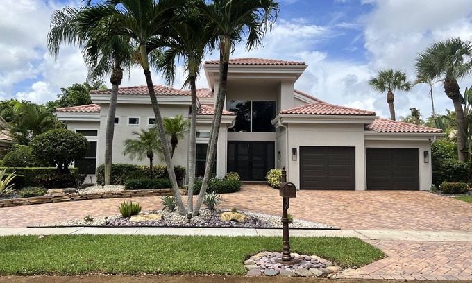 Boca Raton House | Luxury 4-Bedroom House in Central Boca Raton in Beautiful community.
