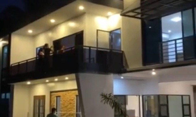 Poro House | Luxury 4-bedroom house with WiFi, AC ,pool, KARAOKE, in Camotes Island Cebu.