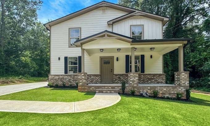 Stockbridge House | Luxury 4 Bedroom Stay in Stockbridge, GA!