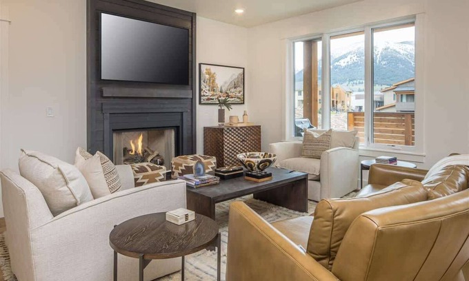 Big Sky House | Luxury 4 Bedroom Townhome Big Sky Town Center