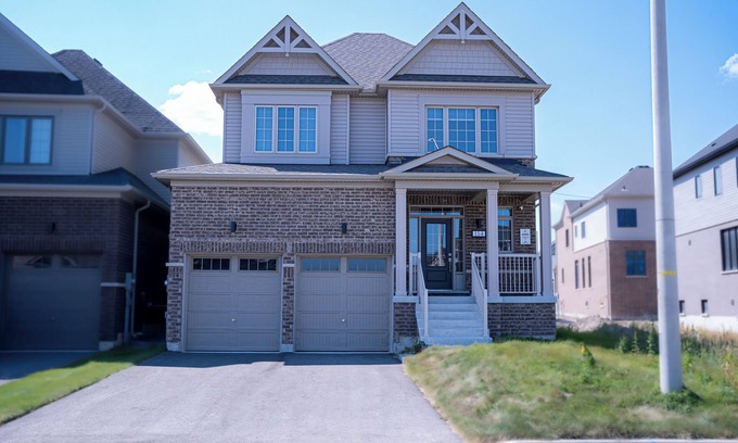 Barrie House | Luxury 4 Bedrooms & 2.5 Bathroom Retreat with Modern Comforts in Barrie City!
