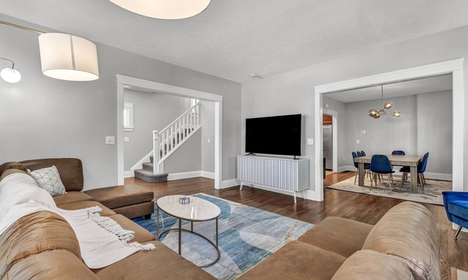 University Circle House | Luxury 4 BR Near Cleveland Clinic, UH & CWRU!