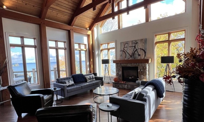 Gravenhurst Cottage | Luxury 4-Season Lakefront Cottage on Lake Muskoka!