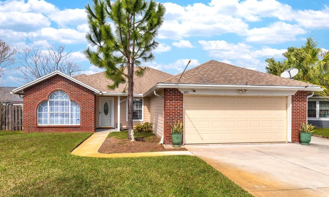 East Arlington House | Luxury 4bd Home - 8 min to Beach & Universities