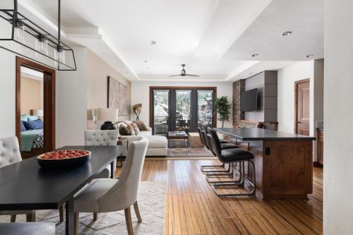 Lakeside Park Apartment | Luxury 4BDR Residence steps from Heavenly Village condo