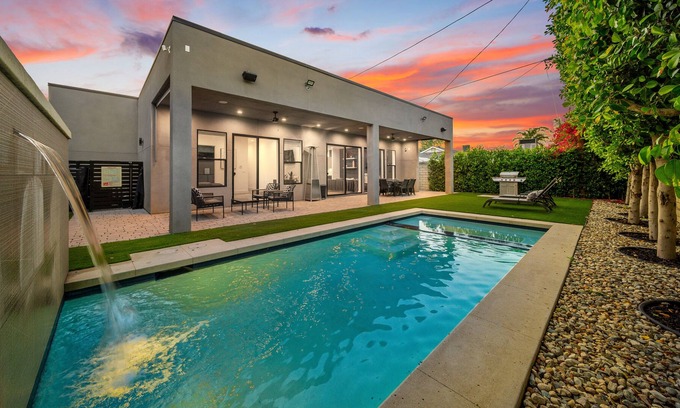 Valley Village Villa | Luxury 4BDR Vantage Villa with pool&spa