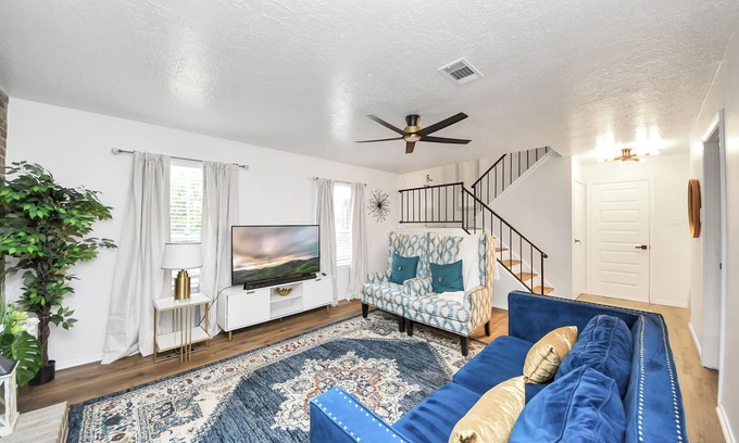Barker House | Luxury 4BR/2.5BA Katy Home Sleeps 10 + Game Room + Yard